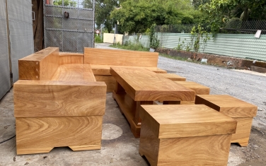 Sofa góc bằng gỗ, không êm nhưng sao vẫn được yêu thích?