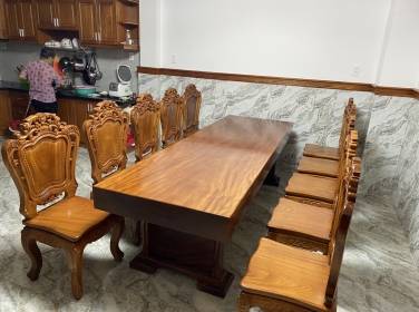bàn giao bộ bàn ăn cho khách quận 12